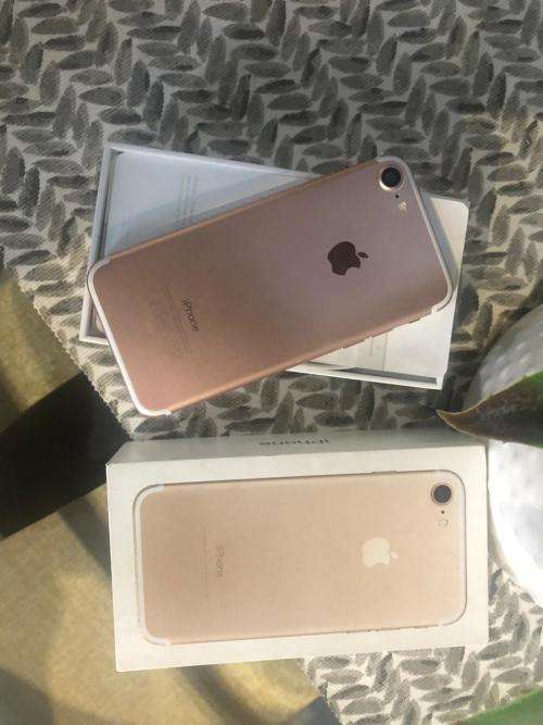 iPhone 7 Rose Gold (128GB capacity) *EXCELLENT CONDITION * , comes with box and accessories