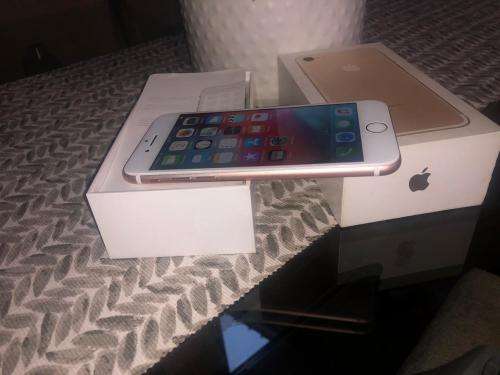 iPhone 7 Rose Gold (128GB capacity) *EXCELLENT CONDITION * , comes with box and accessories