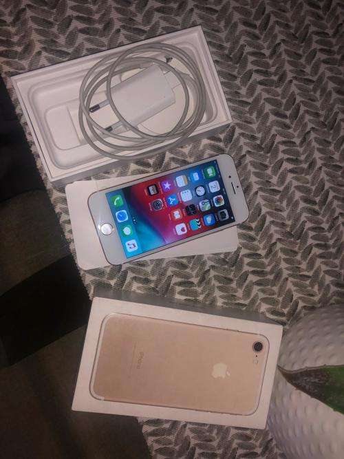 iPhone 7 Rose Gold (128GB capacity) *EXCELLENT CONDITION * , comes with box and accessories