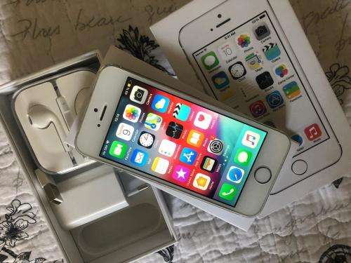 iPhone 5S Silver 16GB in EXCELLENT CONDITION with box & Accessories