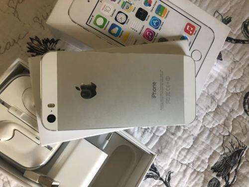 iPhone 5S Silver 16GB in EXCELLENT CONDITION with box & Accessories