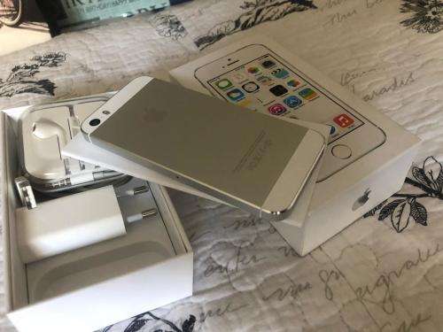 iPhone 5S Silver 16GB in EXCELLENT CONDITION with box & Accessories