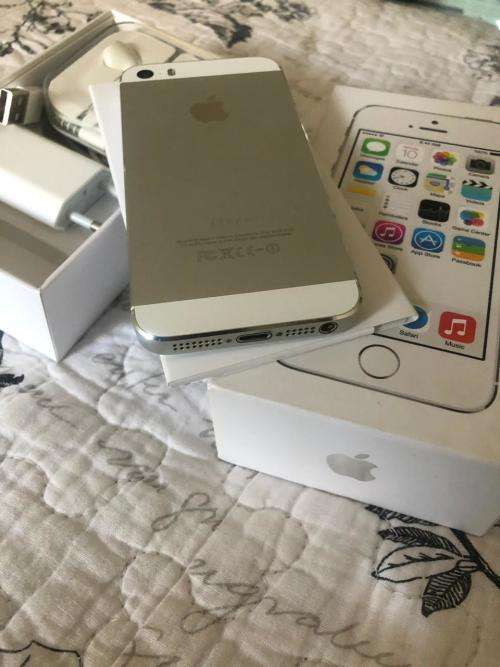 iPhone 5S Silver 16GB in EXCELLENT CONDITION with box & Accessories