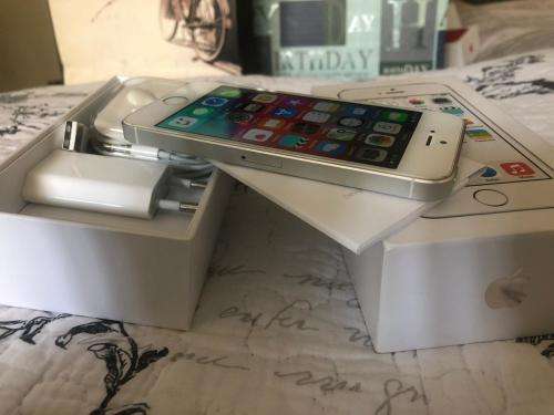 iPhone 5S Silver 16GB in EXCELLENT CONDITION with box & Accessories