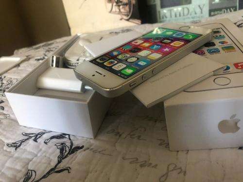 iPhone 5S Silver 16GB in EXCELLENT CONDITION with box & Accessories