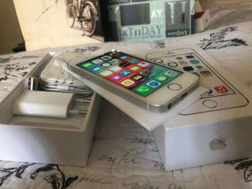 iPhone 5S Silver 16GB in EXCELLENT CONDITION with box & Accessories