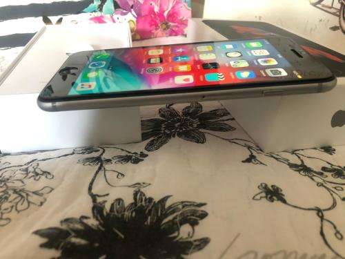 iPhone 6S Plus Space Grey (64 GB capacity) *GREAT CONDITION * , comes with box and accessories