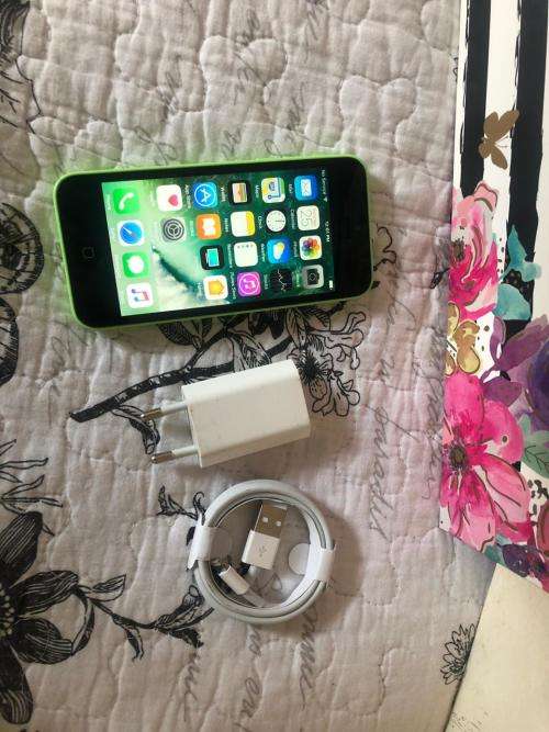 iPhone 5C Lime 8GB in BRAND NEW SPOTLESS CONDITION with Accessories
