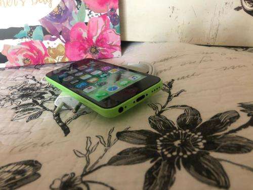iPhone 5C Lime 8GB in BRAND NEW SPOTLESS CONDITION with Accessories