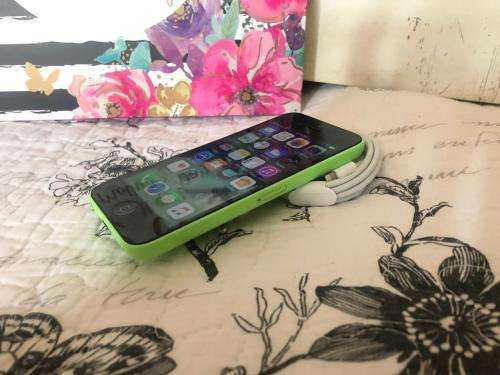 iPhone 5C Lime 8GB in BRAND NEW SPOTLESS CONDITION with Accessories