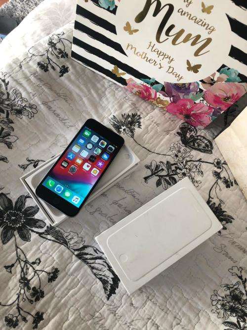 iPhone 6 Plus Space Grey(64GB ) *LOOKS BRAND NEW *, comes with box and accessories