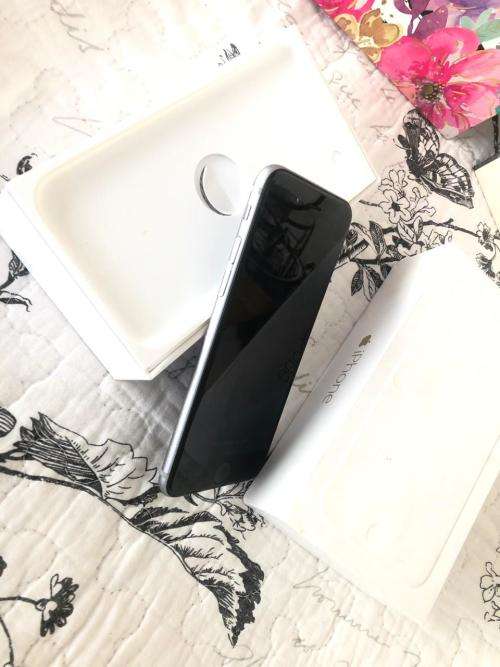 iPhone 6 Plus Space Grey(64GB ) *LOOKS BRAND NEW *, comes with box and accessories