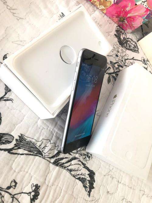 iPhone 6 Plus Space Grey(64GB ) *LOOKS BRAND NEW *, comes with box and accessories