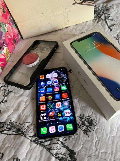 iPhone X SILVER (64GB capacity) *EXCELLENT CONDITION *, comes with box and all accessories