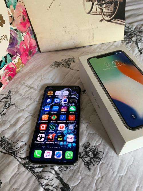 iPhone X SILVER (64GB capacity) *EXCELLENT CONDITION *, comes with box and all accessories