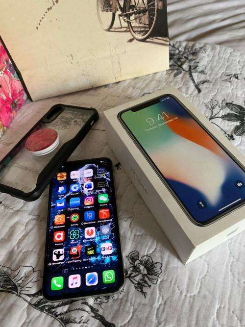 iPhone X SILVER (64GB capacity) *EXCELLENT CONDITION *, comes with box and all accessories