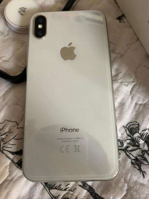 iPhone X SILVER (64GB capacity) *EXCELLENT CONDITION *, comes with box and all accessories