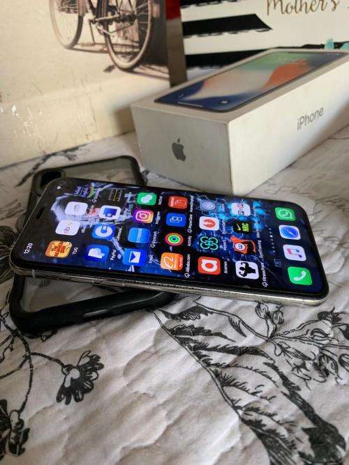 iPhone X SILVER (64GB capacity) *EXCELLENT CONDITION *, comes with box and all accessories