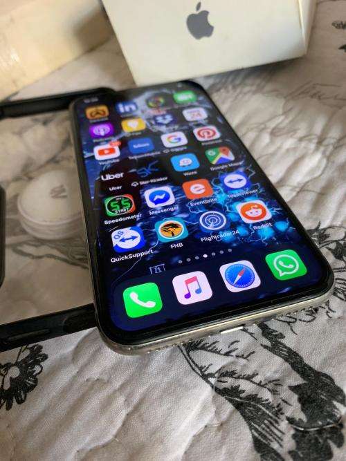 iPhone X SILVER (64GB capacity) *EXCELLENT CONDITION *, comes with box and all accessories