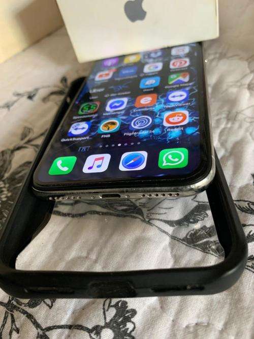 iPhone X SILVER (64GB capacity) *EXCELLENT CONDITION *, comes with box and all accessories
