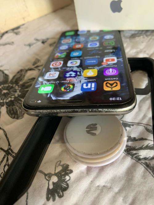 iPhone X SILVER (64GB capacity) *EXCELLENT CONDITION *, comes with box and all accessories