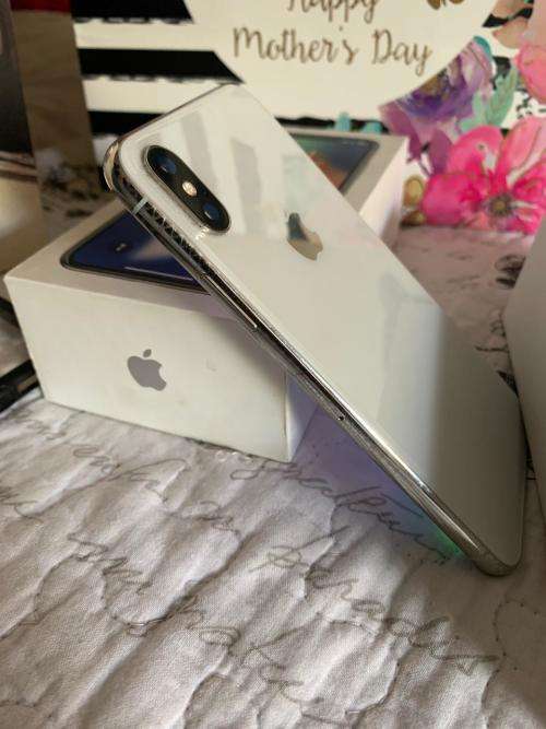 iPhone X SILVER (64GB capacity) *EXCELLENT CONDITION *, comes with box and all accessories