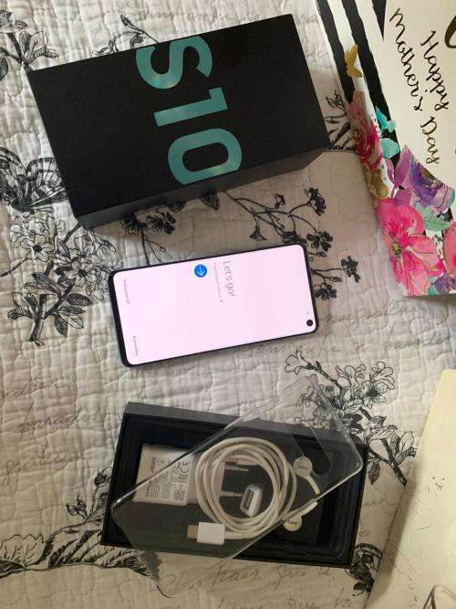 Samsung Galaxy S10 (128GB capacity) *EXCELLENT SPOTLESS CONDITION * , comes with box and accessories