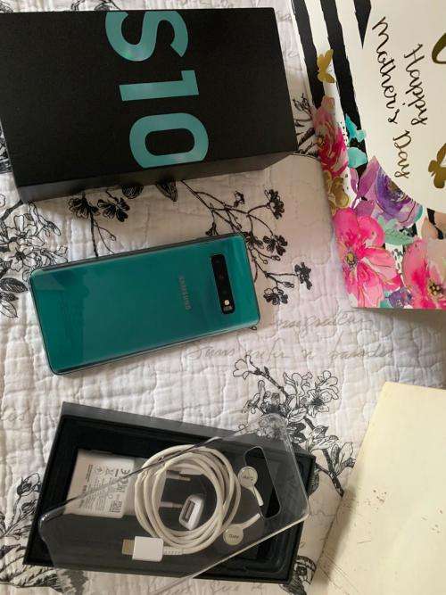 Samsung Galaxy S10 (128GB capacity) *EXCELLENT SPOTLESS CONDITION * , comes with box and accessories