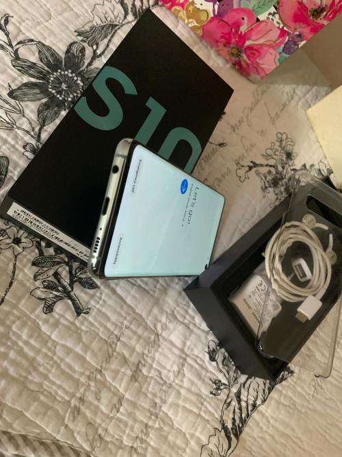 Samsung Galaxy S10 (128GB capacity) *EXCELLENT SPOTLESS CONDITION * , comes with box and accessories