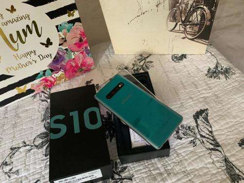 Samsung Galaxy S10 (128GB capacity) *EXCELLENT SPOTLESS CONDITION * , comes with box and accessories