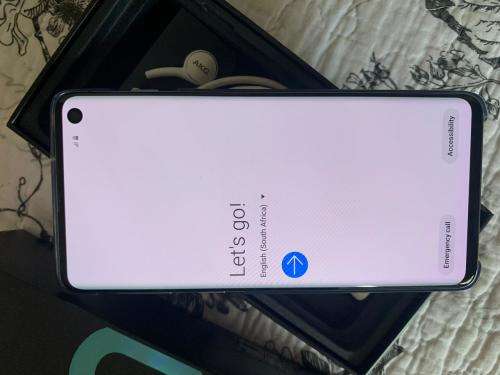 Samsung Galaxy S10 (128GB capacity) *EXCELLENT SPOTLESS CONDITION * , comes with box and accessories