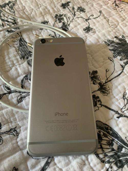 iPhone 6 Space Grey(64GB ) *LOOKS GREAT *, comes with accessories but BOX MISPLACED