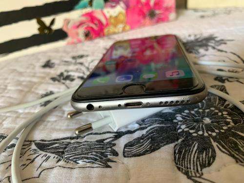 iPhone 6 Space Grey(64GB ) *LOOKS GREAT *, comes with accessories but BOX MISPLACED