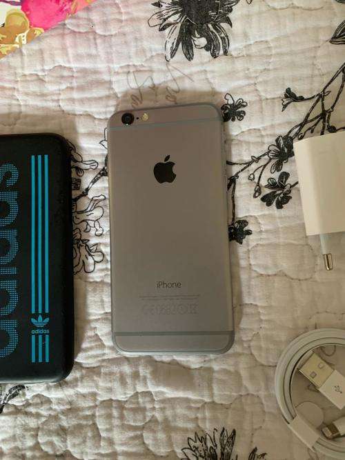 iPhone 6 Space Grey (64GB capacity) *EXCELLENT CONDITION* +charger