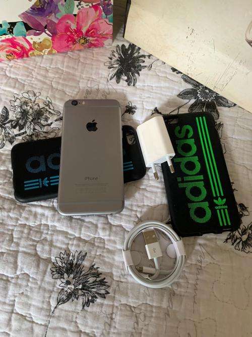 iPhone 6 Space Grey(64GB ) *LOOKS GREAT *, comes with accessories but BOX MISPLACED