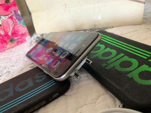 iPhone 6 Space Grey(64GB ) *LOOKS GREAT *, comes with accessories but BOX MISPLACED