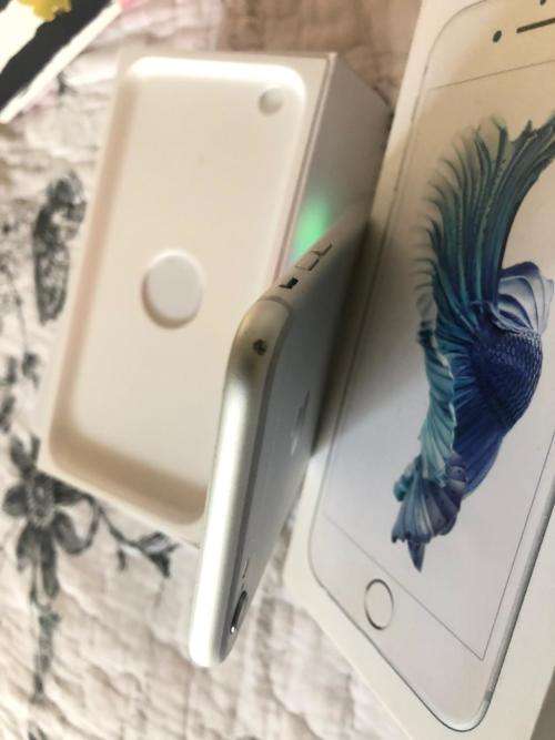 iPhone 6S Plus Silver (64GB ) *EXCELLENT CONDITION* + packaging & accessories