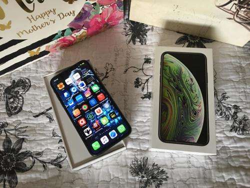 iPhone XS Max Space Grey (256GB capacity) *EXCELLENT CONDITION *, comes with box and all accessories