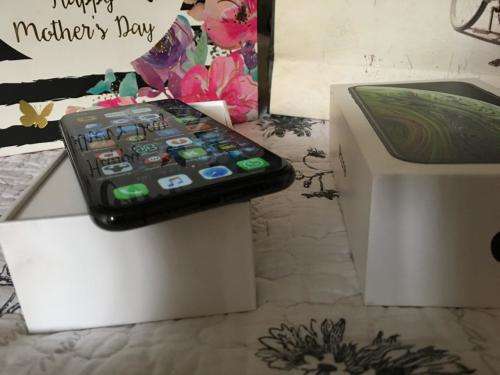iPhone XS Max Space Grey (256GB capacity) *EXCELLENT CONDITION *, comes with box and all accessories