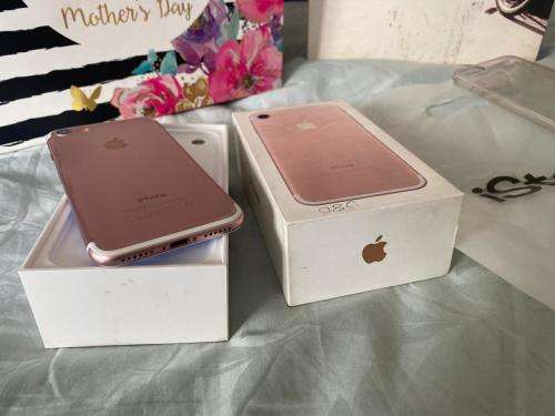 iPhone 7 Rose Gold (128GB) *EXCELLENT CONDITION * , comes with box and all accessories