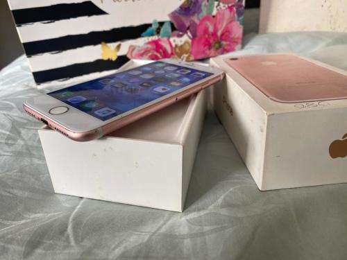 iPhone 7 Rose Gold (128GB) *EXCELLENT CONDITION * , comes with box and all accessories