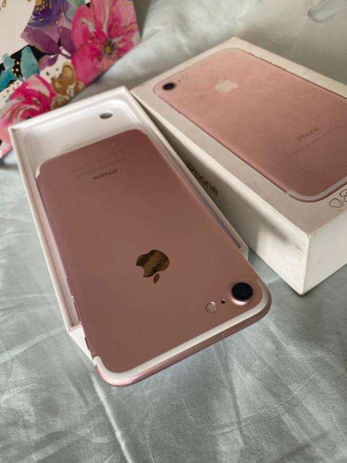 iPhone 7 Rose Gold (128GB) *EXCELLENT CONDITION * , comes with box and all accessories