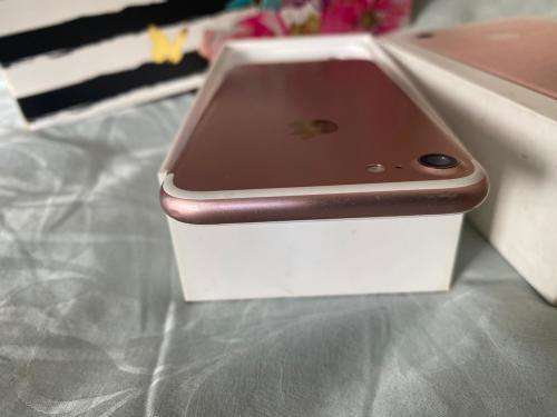 iPhone 7 Rose Gold (128GB) *EXCELLENT CONDITION * , comes with box and all accessories