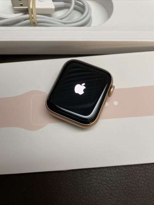 Apple Watch Series 6 (40mm) Gold with additional Sport straps EXCELLENT CONDITION