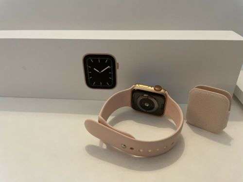 Apple Watch Series 6 (40mm) Gold with additional Sport straps EXCELLENT CONDITION