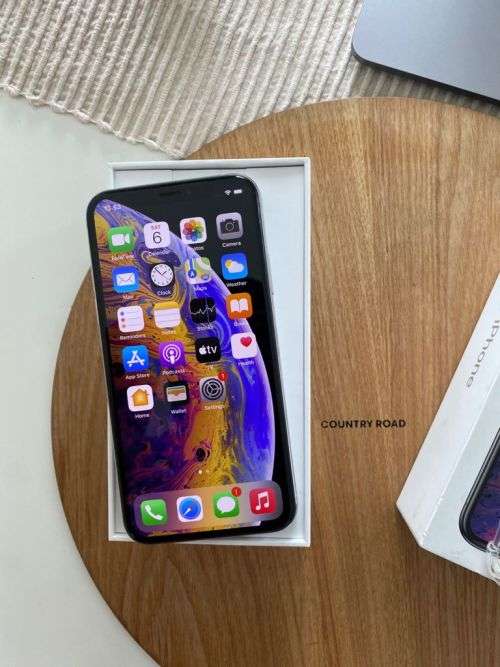 iPhone XS Silver (256GB capacity) *EXCELLENT CONDITION * , comes with box and all accessories