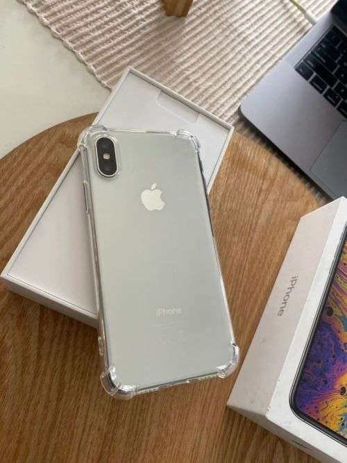 iPhone XS Silver (256GB capacity) *EXCELLENT CONDITION * , comes with box and all accessories