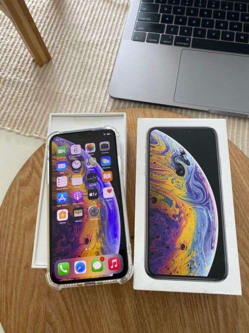 iPhone XS Silver (256GB capacity) *EXCELLENT CONDITION * , comes with box and all accessories