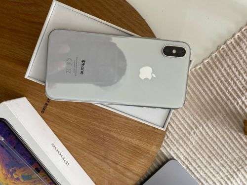 iPhone XS Silver (256GB capacity) *EXCELLENT CONDITION * , comes with box and all accessories