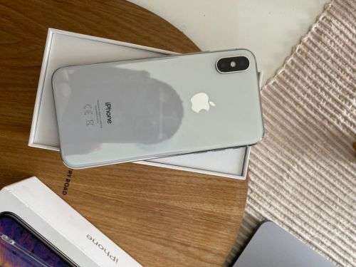 iPhone XS Silver (256GB capacity) *EXCELLENT CONDITION * , comes with box and all accessories
